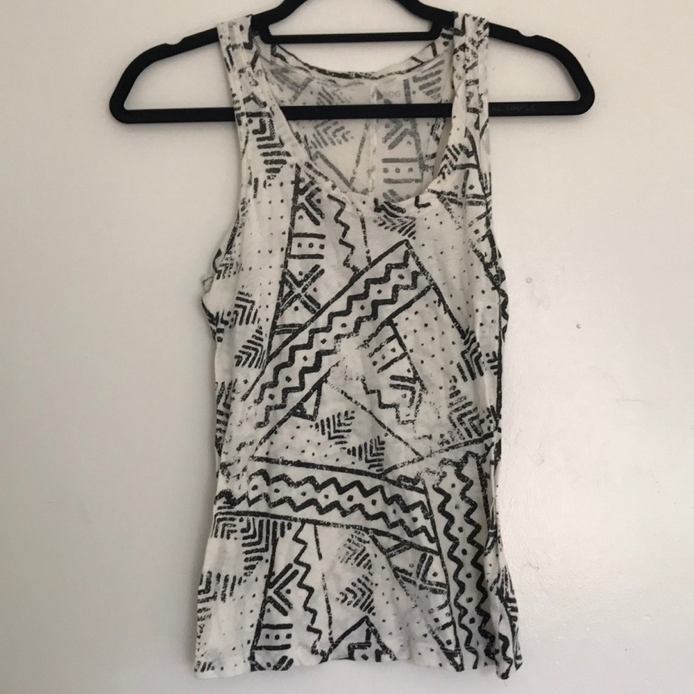 Patterned tank